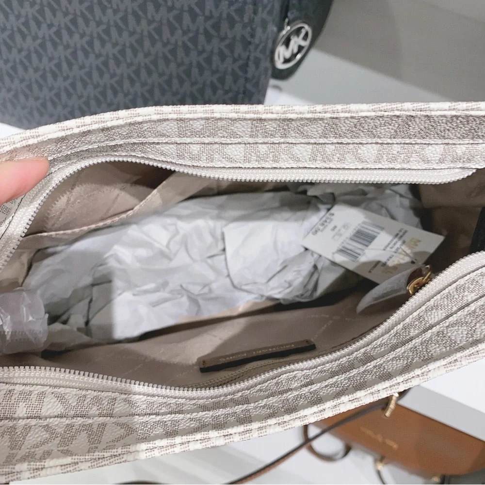 Michael Kors Jet Set Travel Large Logo Messenger Bag - Picture 5 of 7